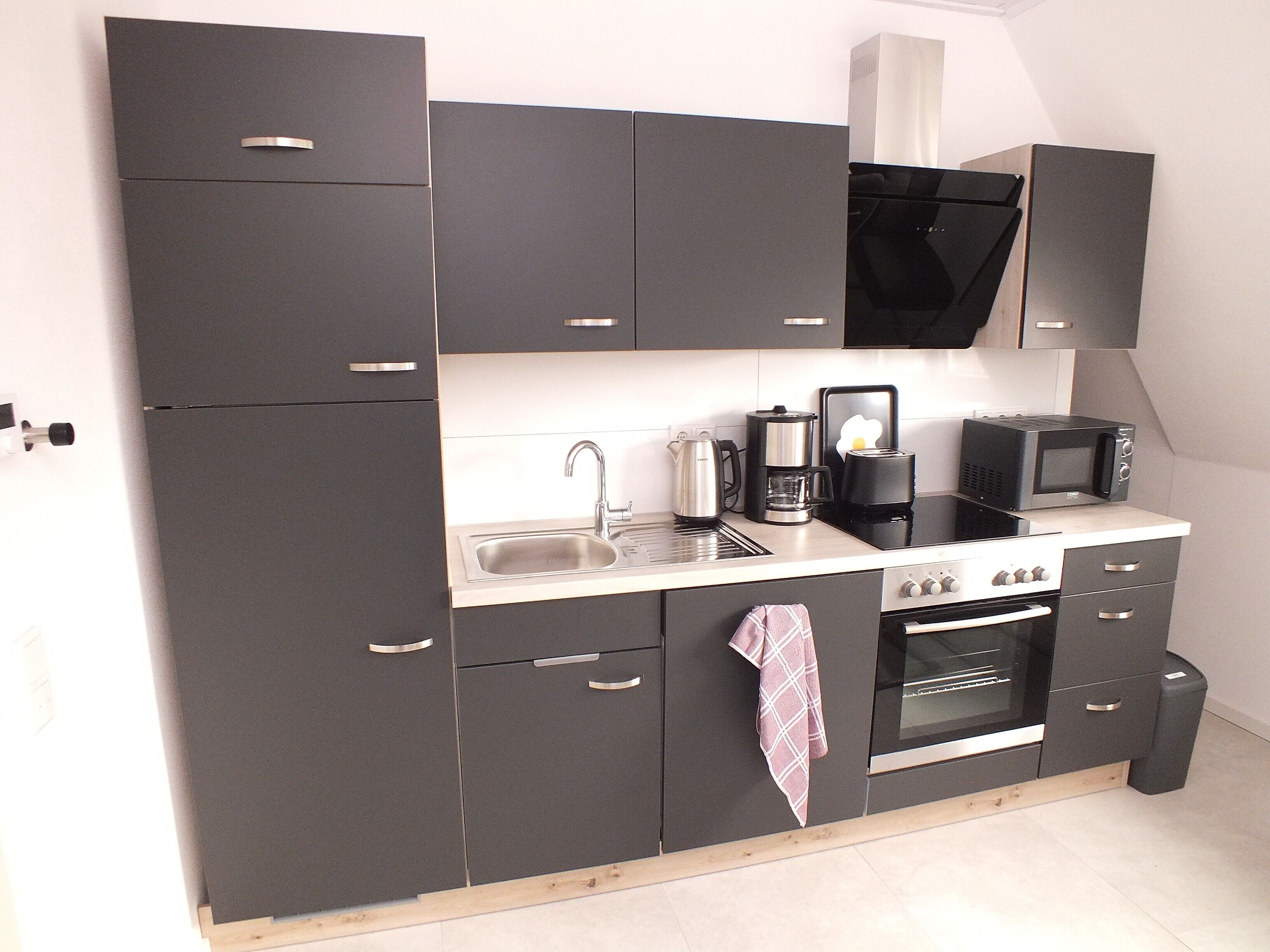 Coffee/tea maker, fridge, microwave, oven