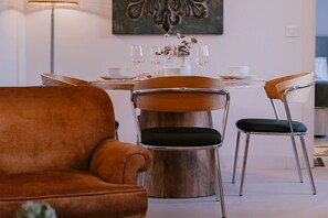Ein Essbereich mit einem runden Tisch, Stühlen und einer Couch.