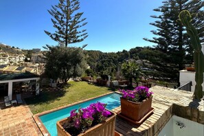 A rooftop pool area with a clear view of the surrounding landscape, including trees and distant buildings. - Hacienda Clavero Six Premium Apartment (Málaga)