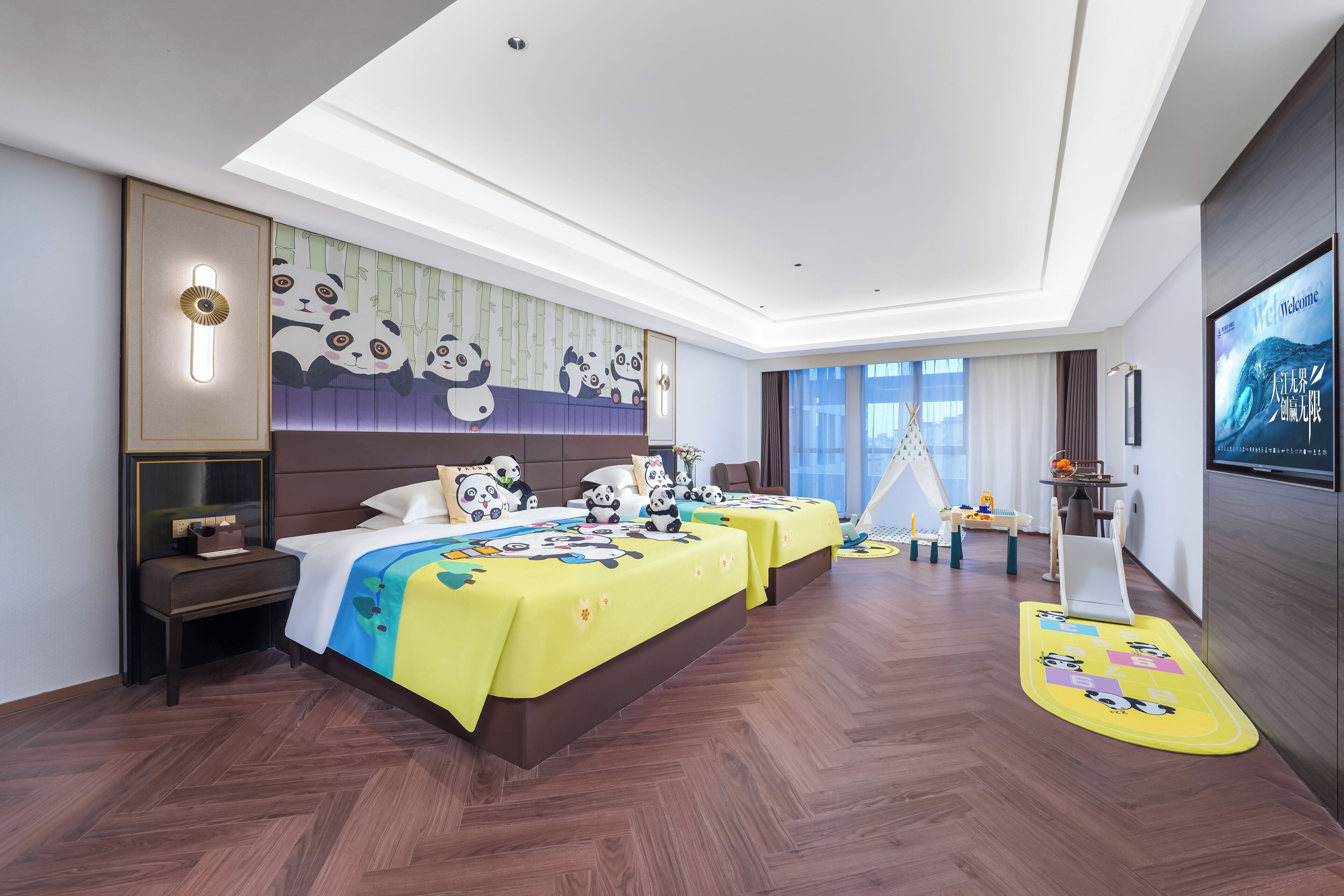 Une chambre d’hôtel avec un grand lit, deux tables de chevet, un canapé, une télévision et une fenêtre avec des rideaux.