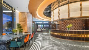 Ein Starper Coffeeshop mit modernem Interieur, Marmorböden und einer gebogenen Rezeption.