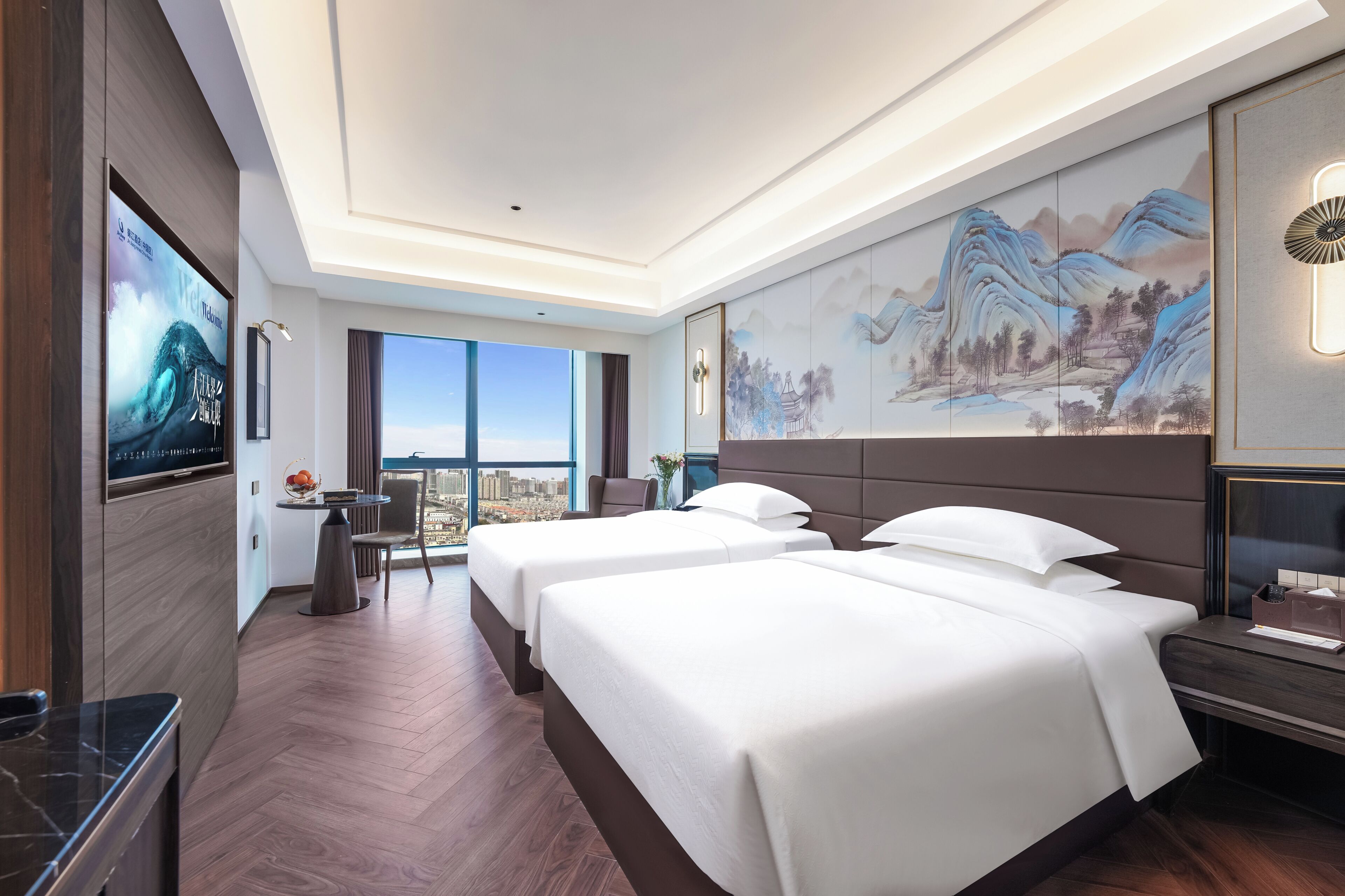 Habitación básica con 1 cama doble o 2 individuales, vistas a la ciudad | Escritorio, espacio para trabajar con un portátil, cortinas opacas