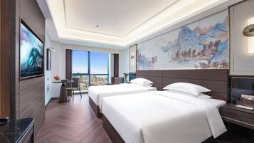 Habitación básica con 1 cama doble o 2 individuales, vistas a la ciudad | Escritorio, espacio para trabajar con un portátil, cortinas opacas
