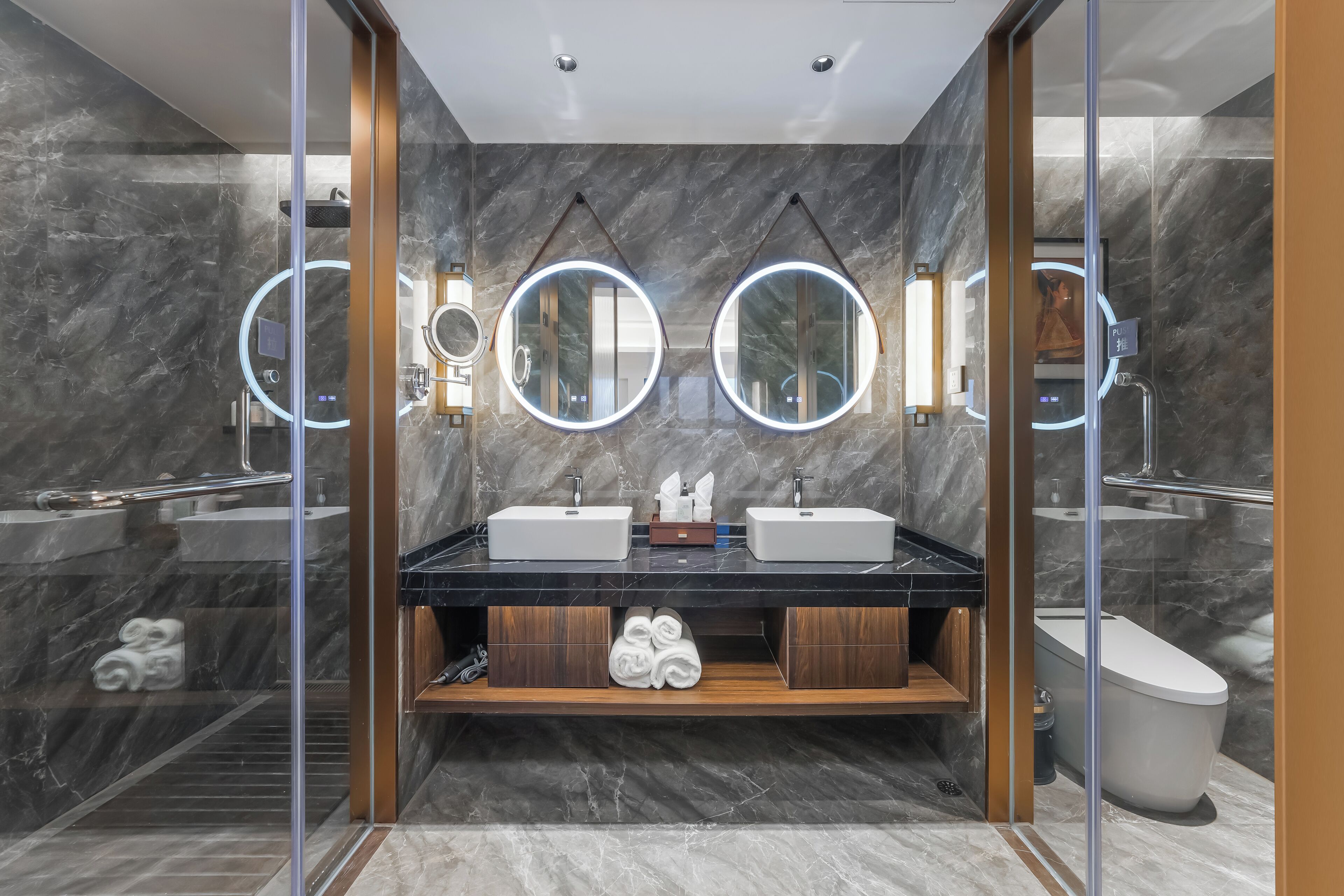 Suite Deluxe, vistas a la ciudad | Baño | Secador de pelo, zapatillas, toallas y jabón