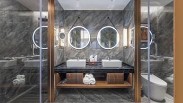 Suite Deluxe, vistas a la ciudad | Baño | Secador de pelo, zapatillas, toallas y jabón
