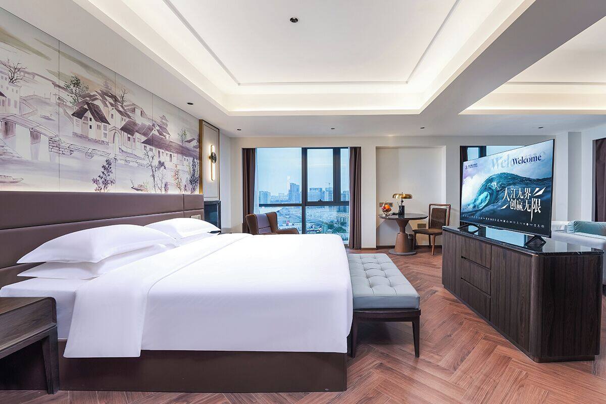 Deluxe Suite, City View | Desk, laptop workspace, blackout drapes, soundproofing