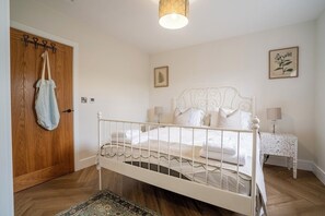 2 bedrooms, iron/ironing board, free WiFi, bed sheets - Luxury Barn, Countryside Escape in a beautiful village, family & pet-friendly! (Packington)