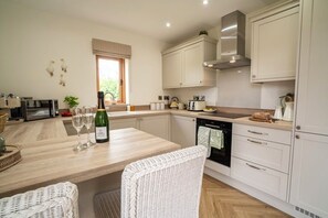 Private kitchen - Luxury Barn, Countryside Escape in a beautiful village, family & pet-friendly! (Packington)