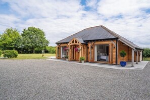 Exterior - Luxury Barn, Countryside Escape in a beautiful village, family & pet-friendly! (Packington)