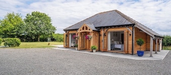 Luxury Barn, Countryside Escape in a beautiful village, family & pet-friendly!