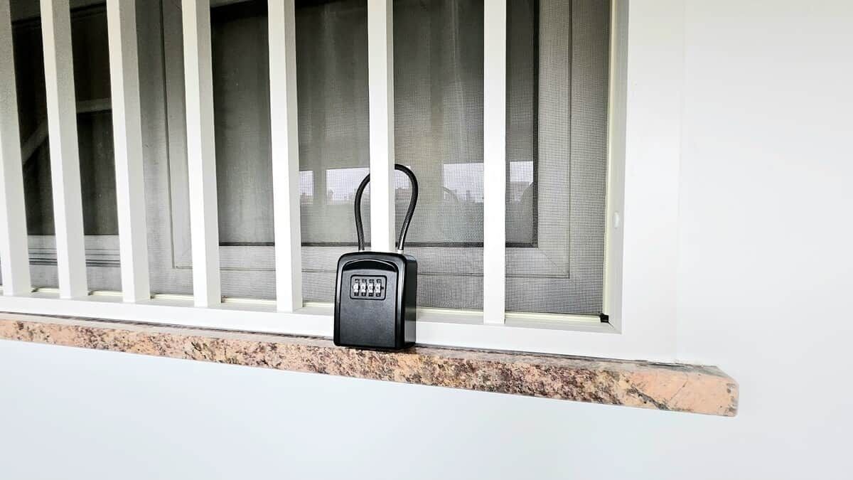 Un dispositif de sécurité fixé sur le rebord d’une fenêtre.