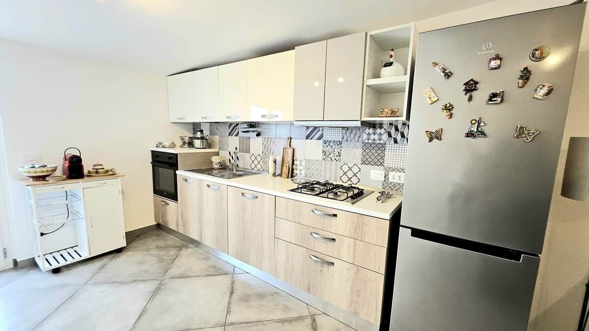 Coffee/tea maker, fridge, oven, stovetop