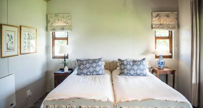 Dormer - 2 bedroom cottage in charming Stanford for a relaxing stay with eggs!