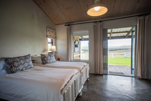 Dormer - 2 bedroom cottage in charming Stanford for a relaxing stay with eggs!