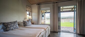 Dormer - 2 bedroom cottage in charming Stanford for a relaxing stay with eggs!