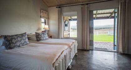 Dormer - 2 bedroom cottage in charming Stanford for a relaxing stay with eggs!