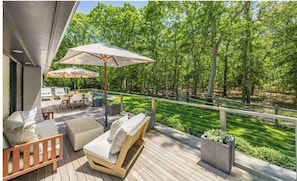 Outdoor dining - Quiet Hamptons Home Backing 165 Acres of Preserve - excellent location (East Hampton)