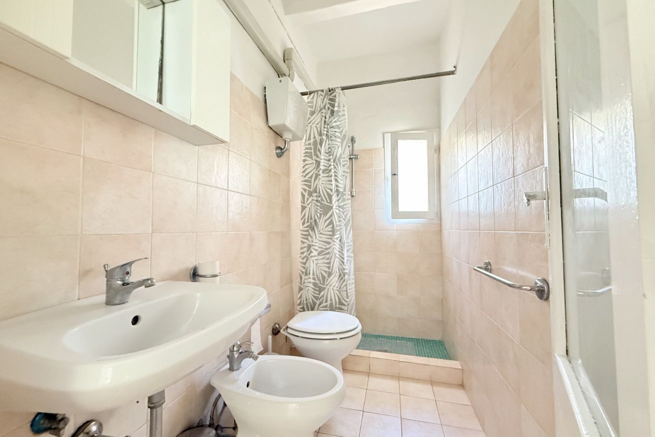 Ein Badezimmer mit Waschbecken, Toilette, Bidet und Dusche.