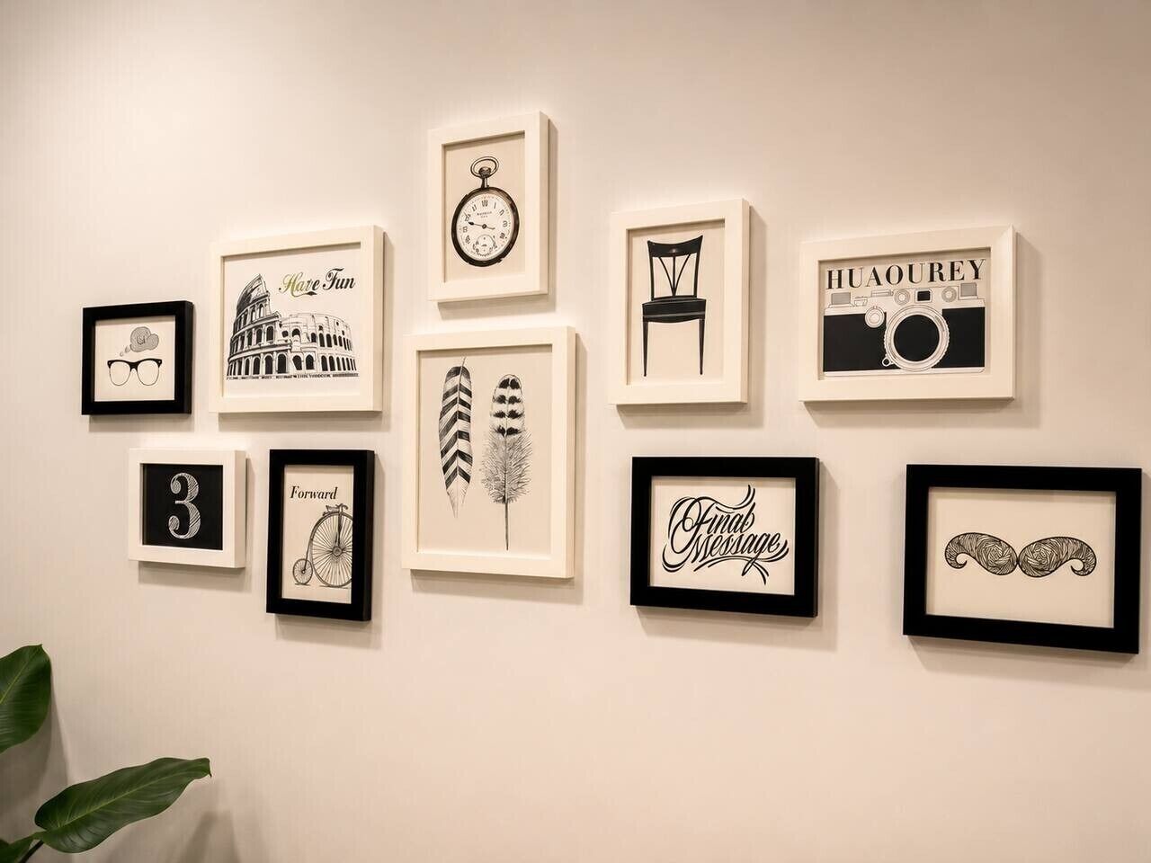 Eine Wand mit verschiedenen gerahmten Kunstwerken, darunter eine Uhr, ein Fahrrad und eine Kamera.