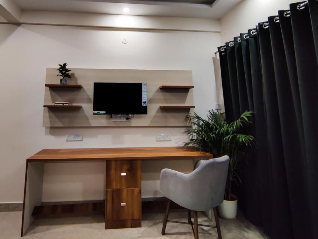 Desk, laptop workspace, WiFi (free), bed sheets