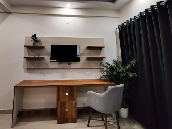 Escritorio, espacio para trabajar con laptop y wifi gratis