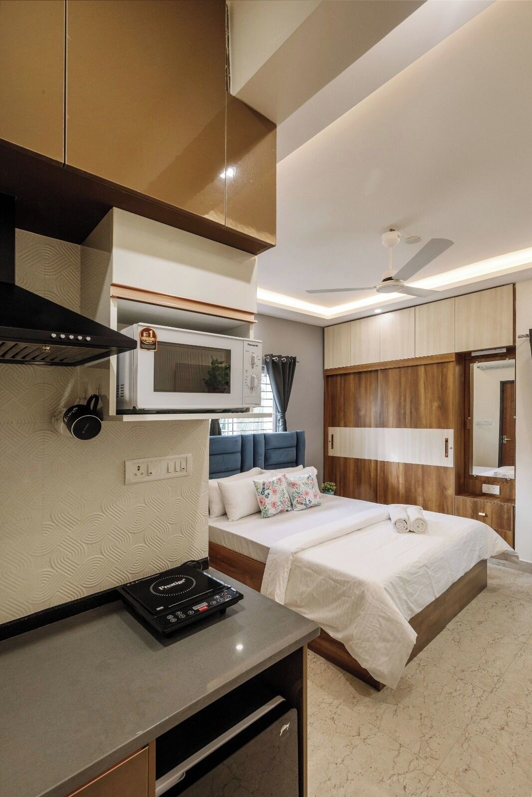 Desk, laptop workspace, free WiFi, bed sheets