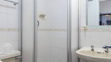 Regadera, jabón, shampoo, papel de baño