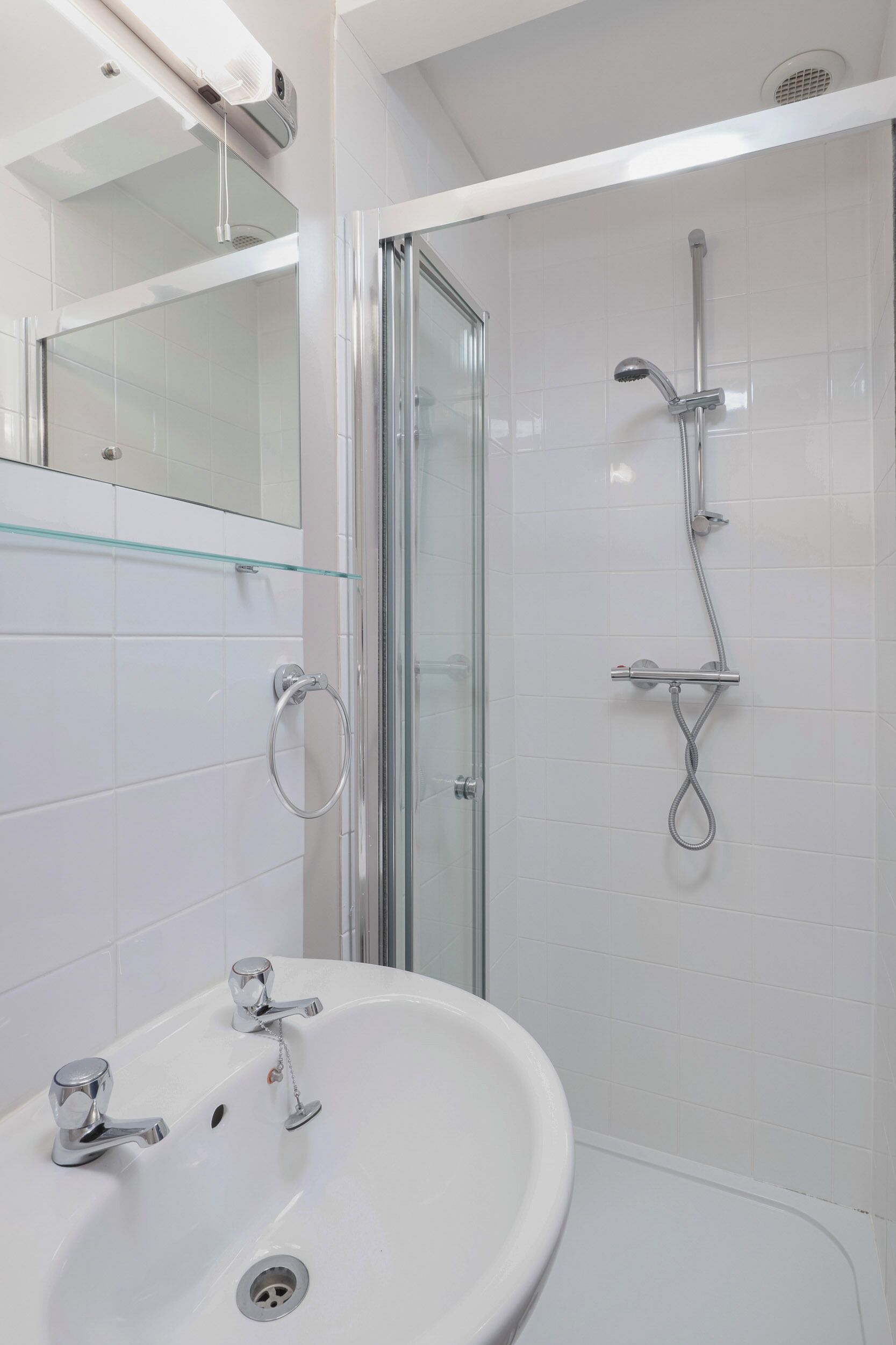 Een douche, zeep, shampoo, toiletpapier