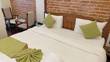 Escritorio, espacio para trabajar con laptop y wifi gratis