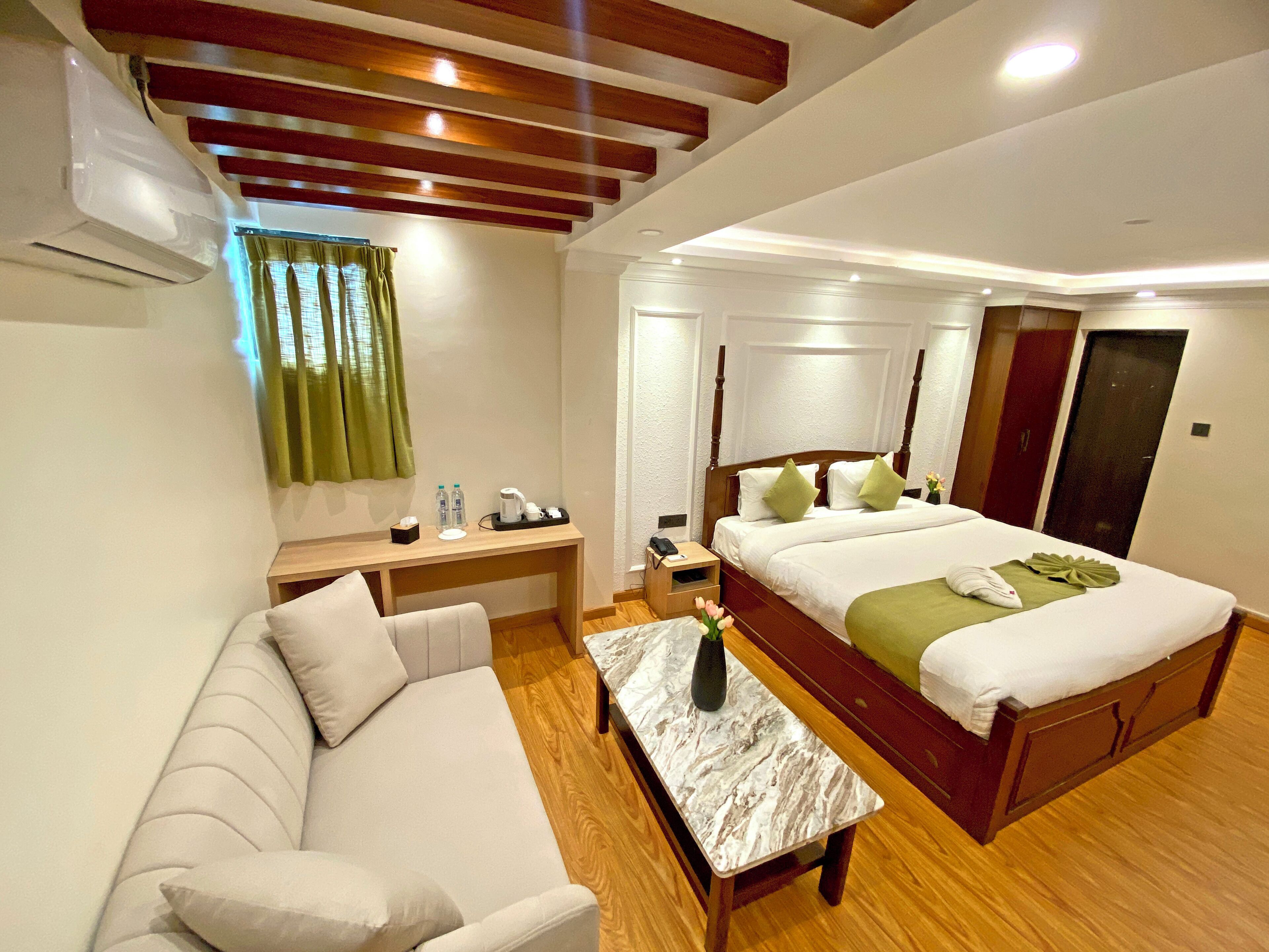 Deluxe Studio Suite, City View | Desk, laptop workspace, WiFi (free)