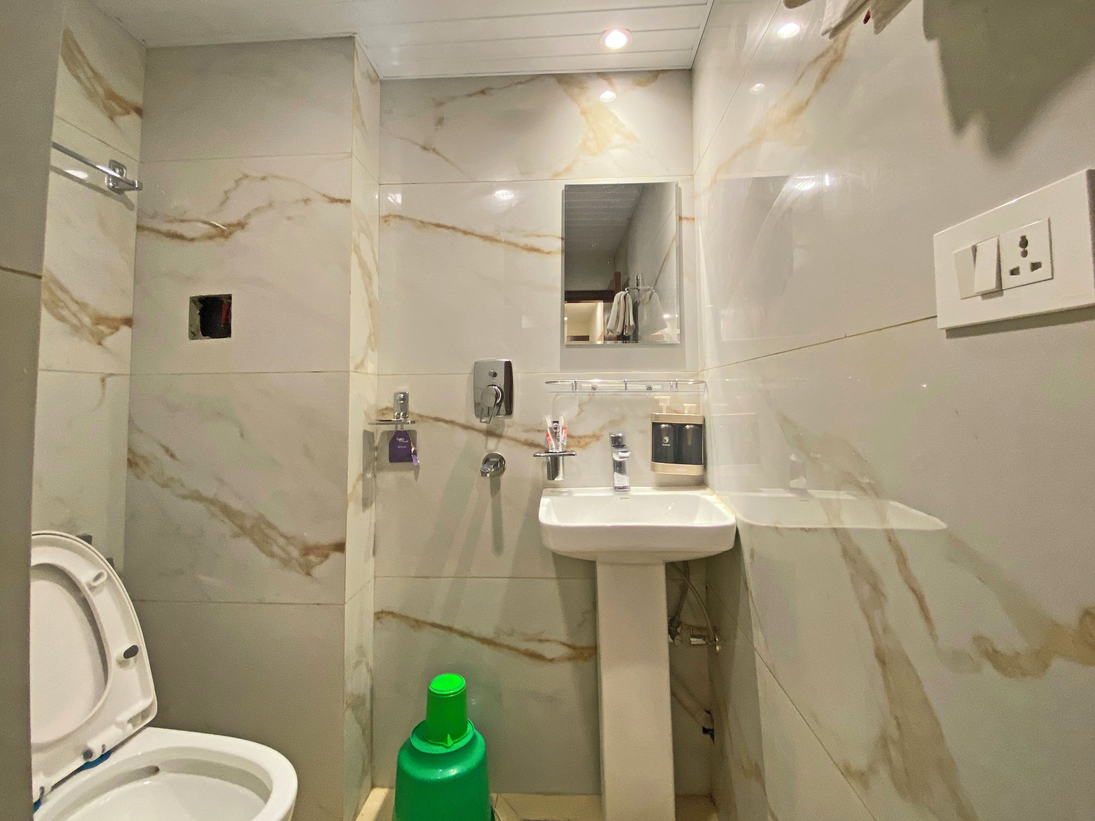 Un baño con inodoro, lavamanos y ducha.