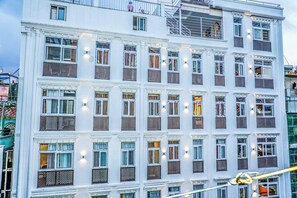 Een meerlaags gebouw met gelijkmatig verdeelde ramen en balkons, gekenmerkt door een uniforme architectuur.