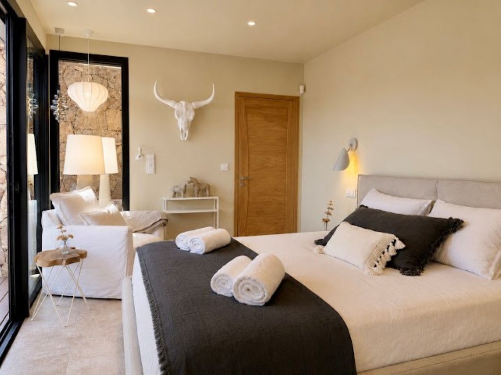6 bedrooms, iron/ironing board, WiFi, bed sheets