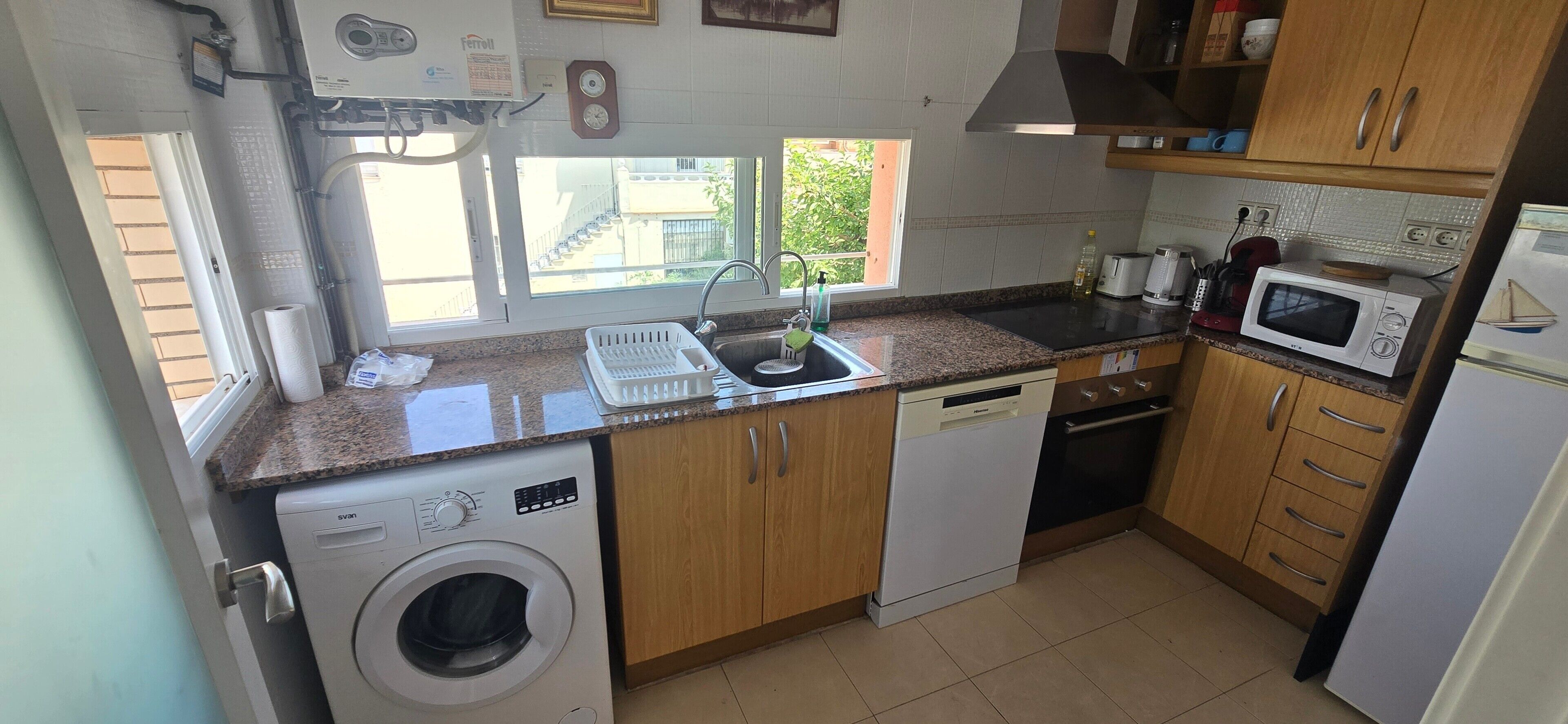 Cafetera y tetera, refrigerador, microondas y horno 