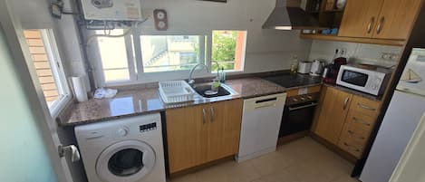 Cafetera y tetera, refrigerador, microondas y horno