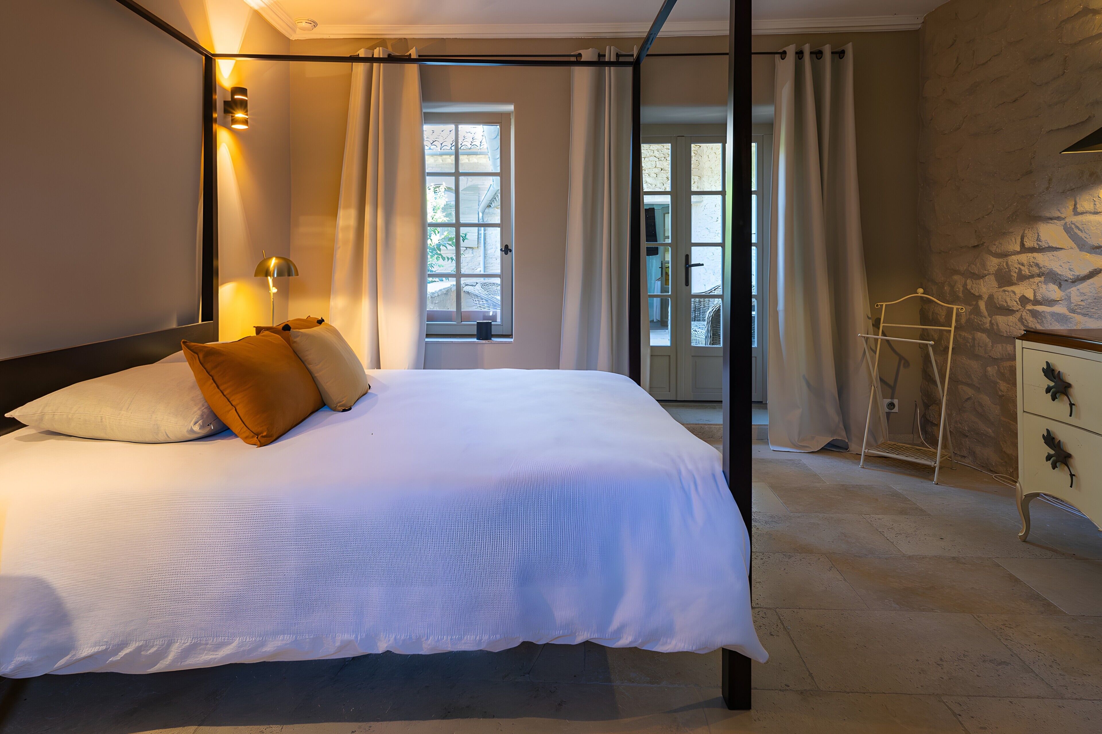8 bedrooms, WiFi, bed sheets