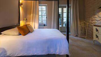 8 bedrooms, WiFi, bed sheets