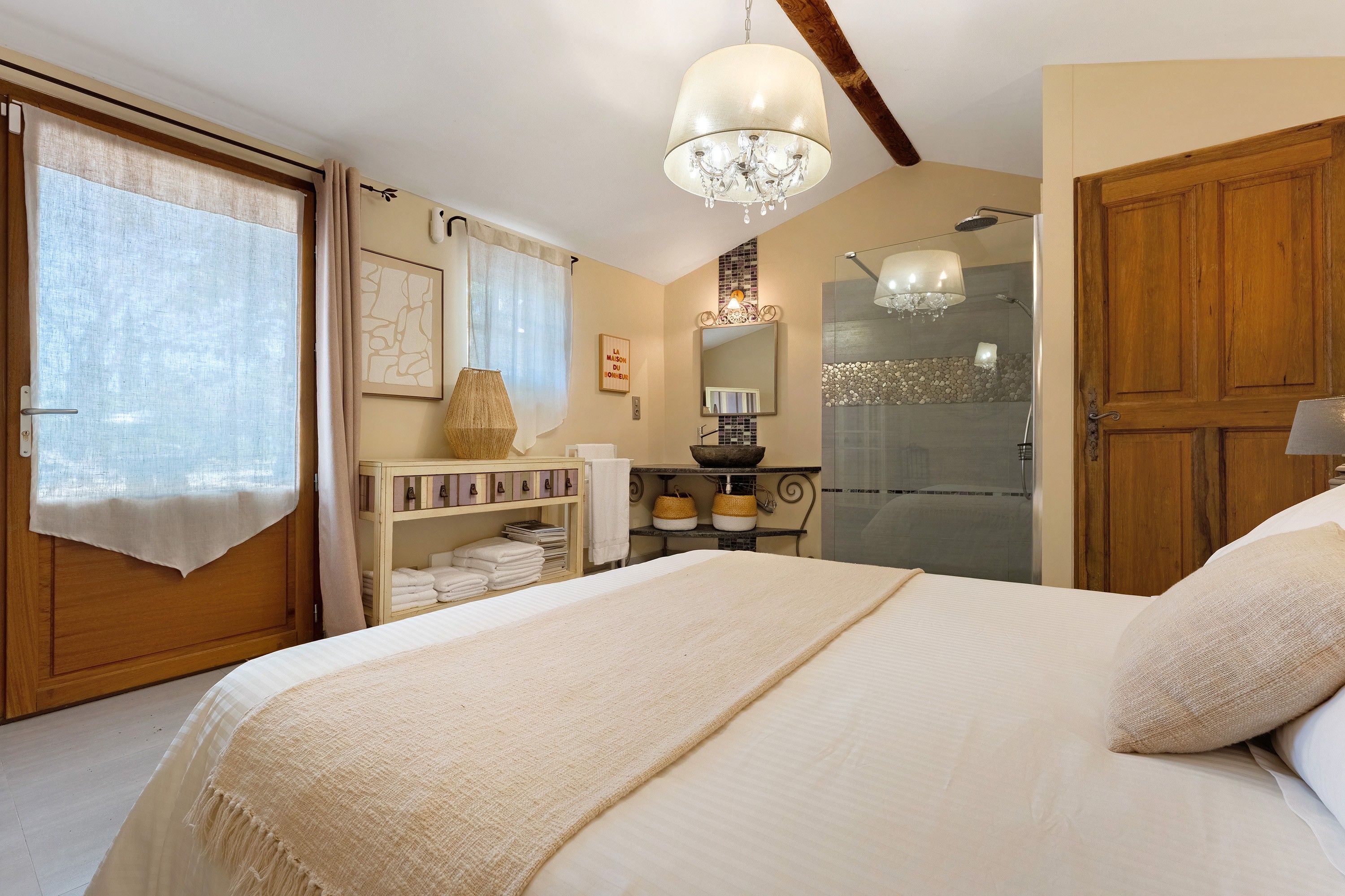 10 bedrooms, WiFi, bed sheets