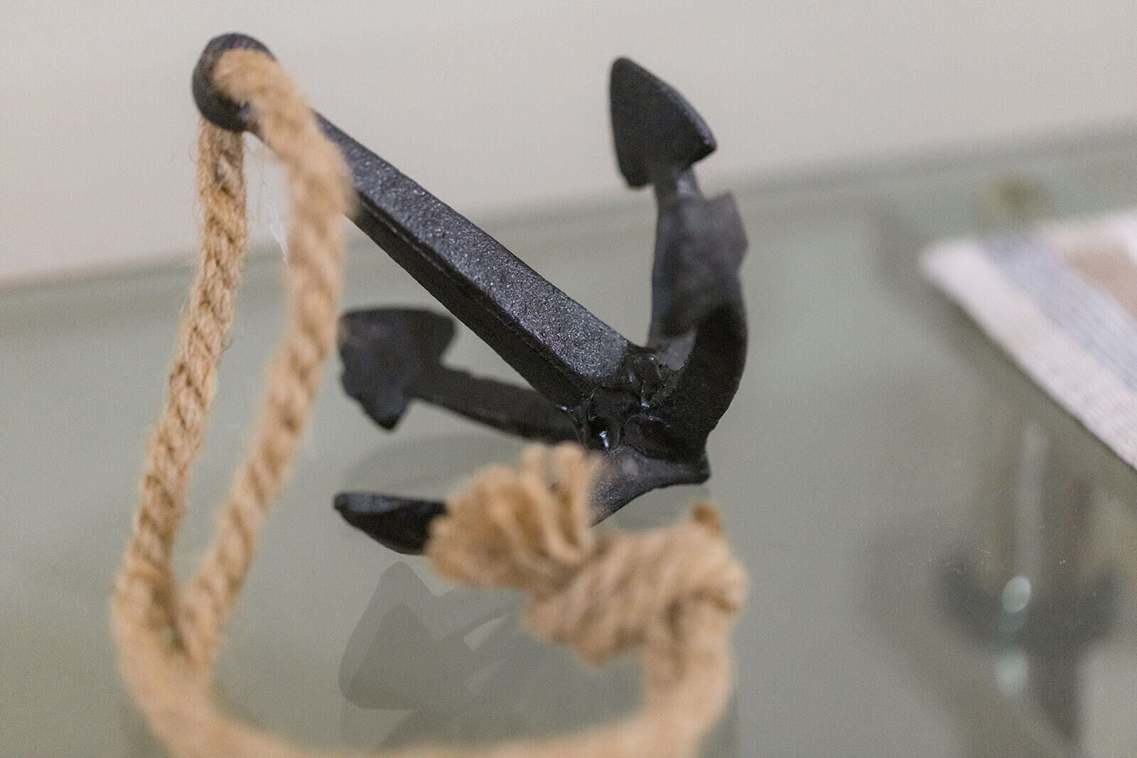 Una cuerda atada a un ancla de metal.