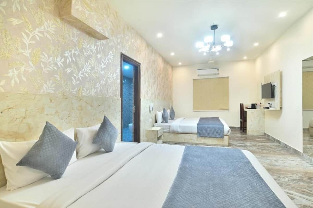 Habitación cuádruple Deluxe, vistas a la ciudad | Escritorio y espacio para trabajar con un portátil