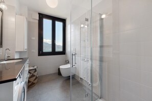 Shower, hair dryer, towels - Apartment with Lake View – Casa Heidi Maria, Musso, Lake Como (Musso)