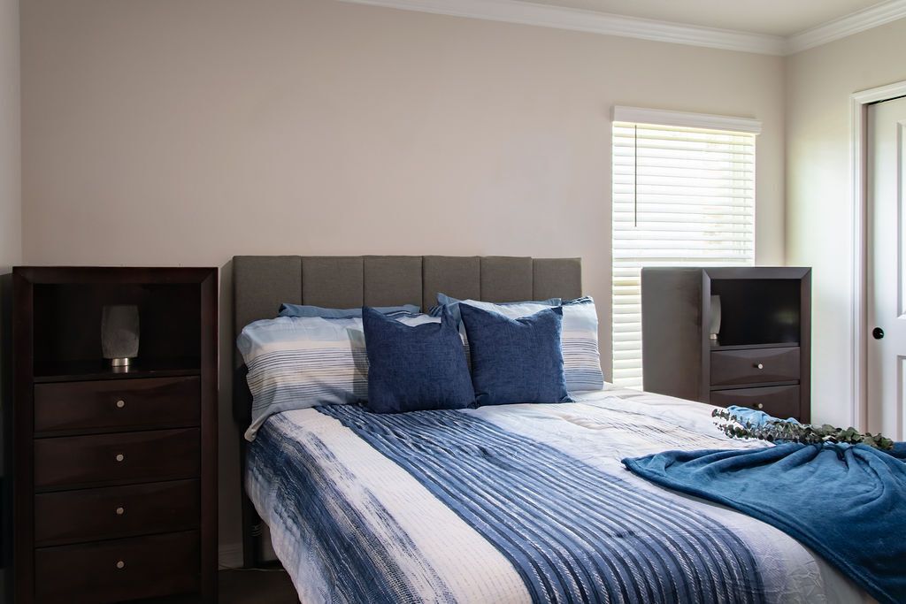 2 bedrooms, desk, iron/ironing board, WiFi