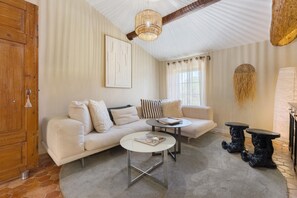 Una sala de estar acogedora con un sofá, una mesita de centro y una chimenea.