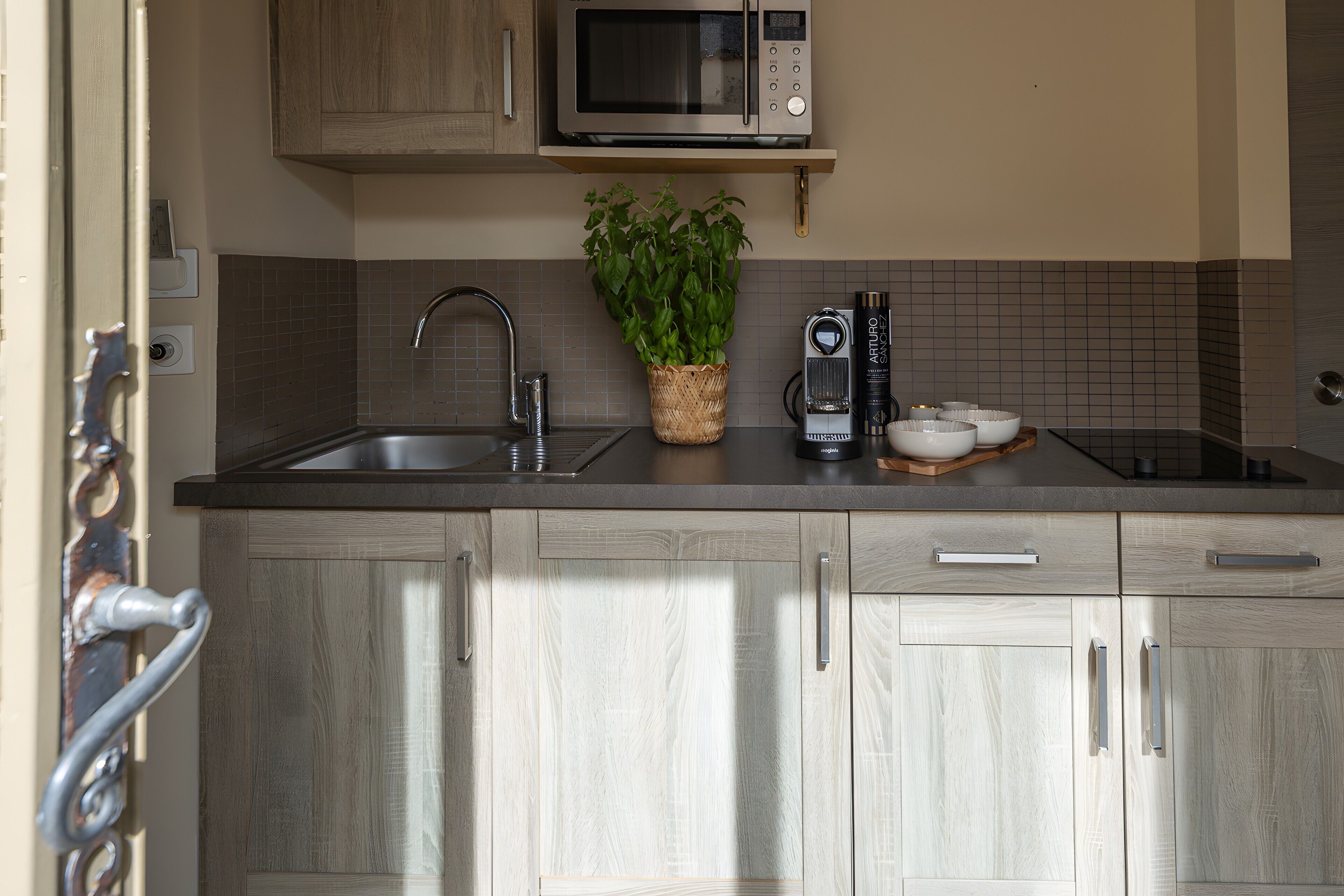 Coffee/tea maker, fridge, microwave, oven