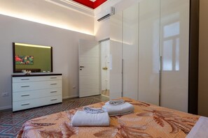 Room - A spacious and comfortable apartment of approximately 70 sqm, capable of accommodating up to 4 people, located on the ground floor of a building (accessible via a few steps).The property is situated in a residential neighborhood just north of Catania's h (Catania)