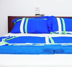 Estudio Confort, cocina, vista a la ciudad | Cortinas blackout, tabla de planchar con plancha y wifi gratis