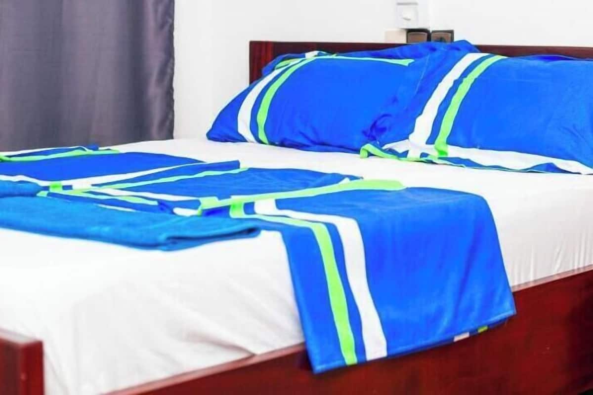 Estudio Confort, cocina, vista a la ciudad | Cortinas blackout, tabla de planchar con plancha y wifi gratis