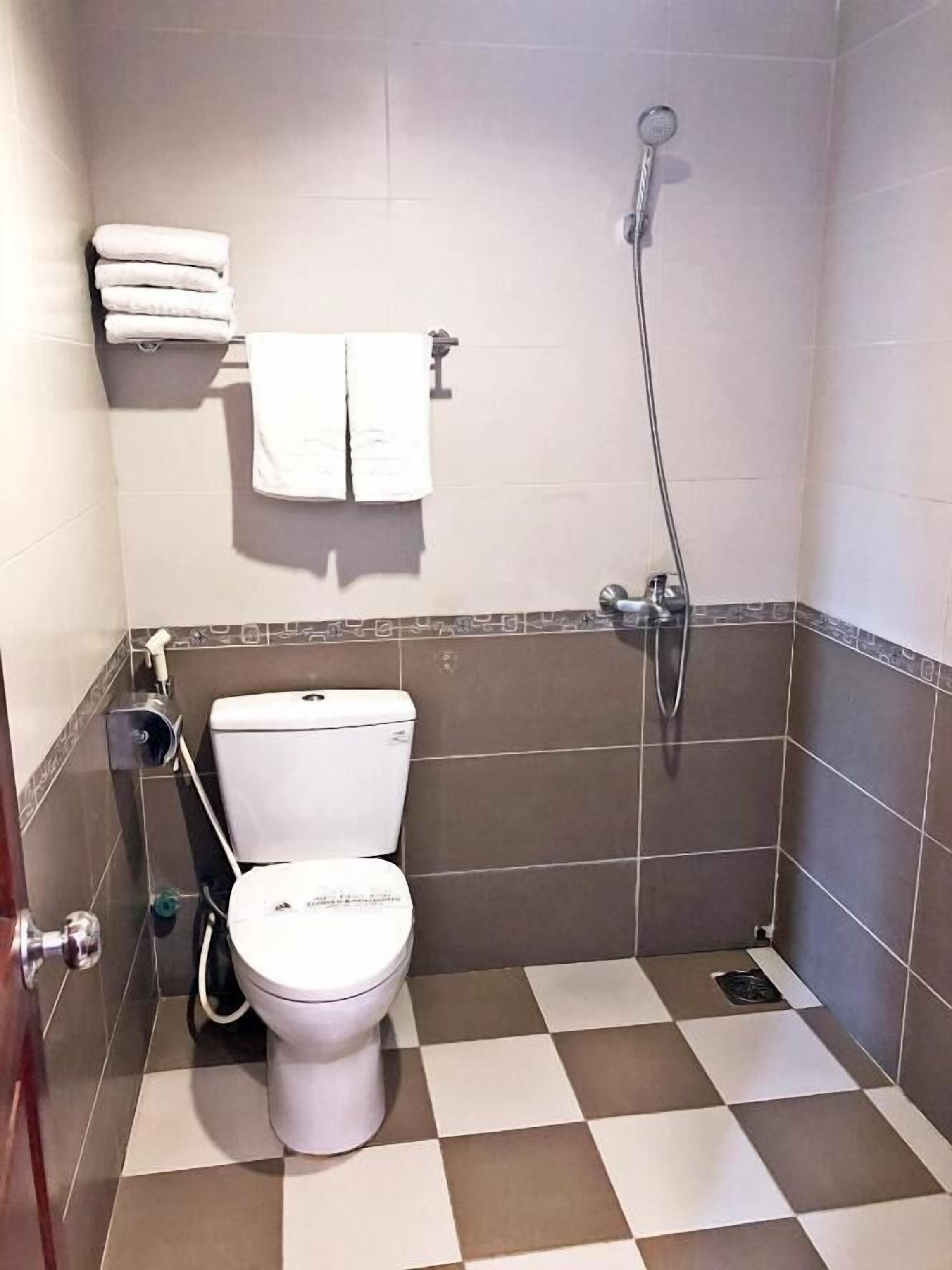 Quarto casal básico | Banheiro | Chinelos, sabonete, shampoo, papel higiênico
