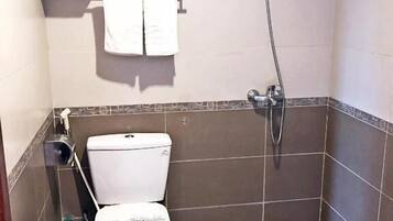 Quarto casal básico | Banheiro | Chinelos, sabonete, shampoo, papel higiênico