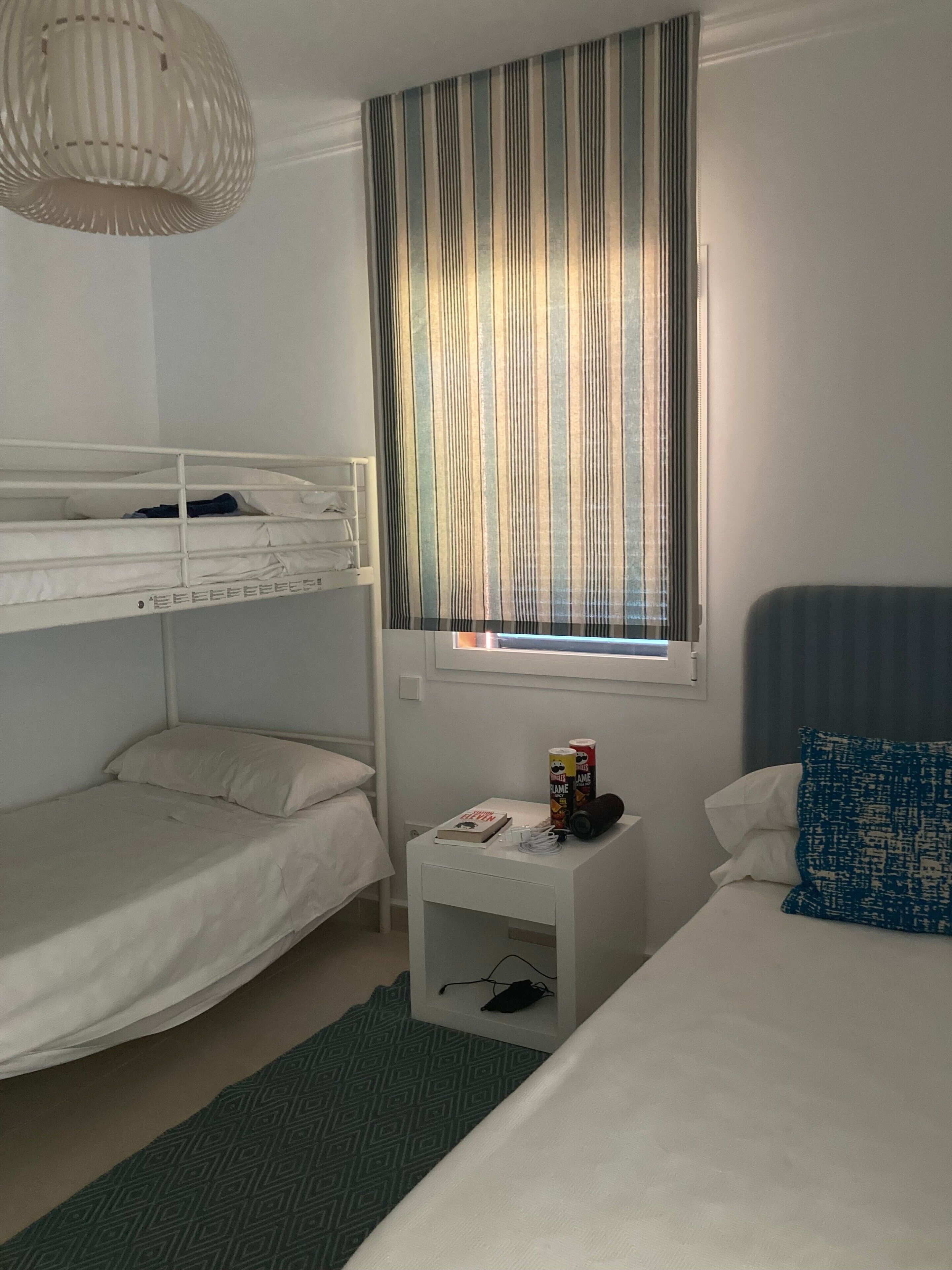 Tabla de planchar con plancha, wifi, ropa de cama